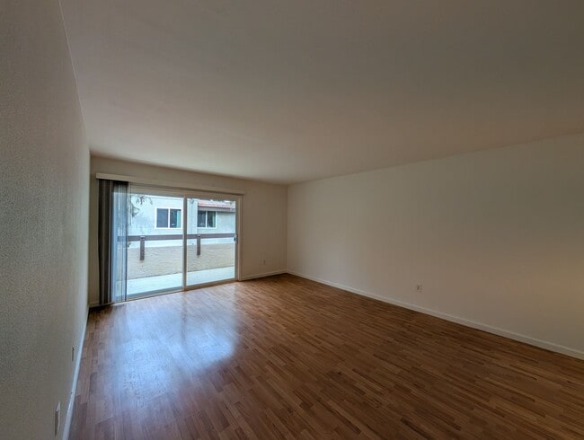 Building Photo - 3 bed / 2 bah Condo. Hardwood floor, forced heat, lots of HOA amenities