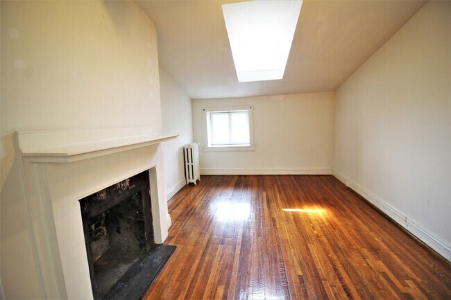 Building Photo - 22 E Mt Vernon Pl