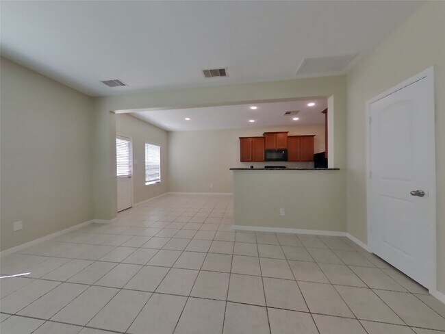 Building Photo - 100 Comanche Plains Rd