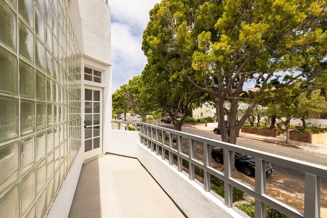 Building Photo - Stylish End-Unit Townhome in Prime Santa Monica | Private Rooftop Deck & Bonus Room