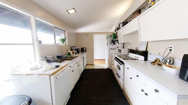 Building Photo - WALK TO SDSU! 5 bed 2 bath House w/ A/C
