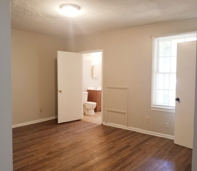 Building Photo - CHARMING TWO BEDROOM HOME MOVE-IN READY!!!