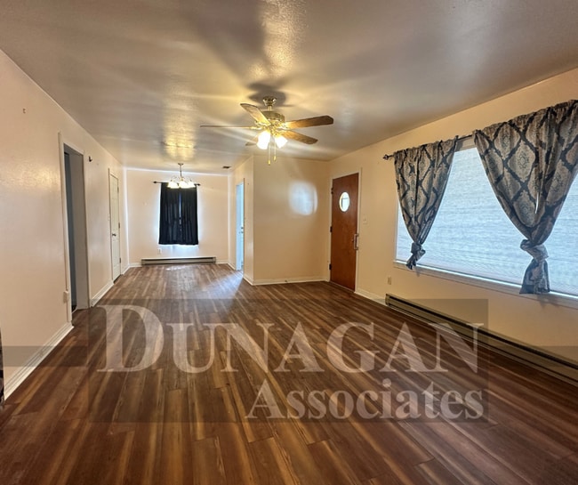 Building Photo - 3 Bed 2 Bath near the Pecos River
