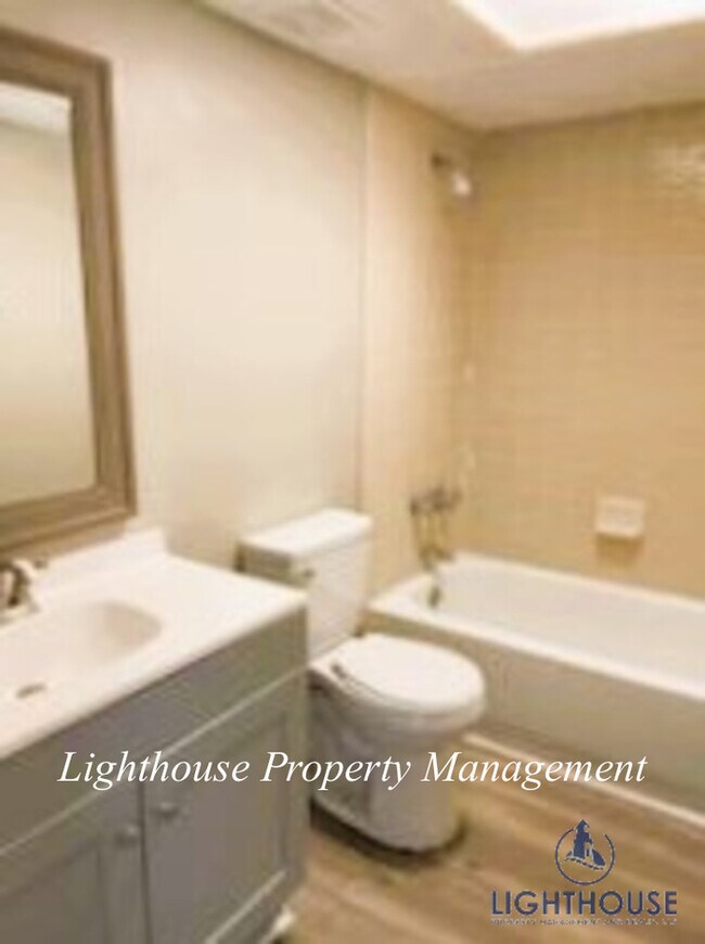 Building Photo - Renovated 2 Bed/2 Bath Single Story Townho...