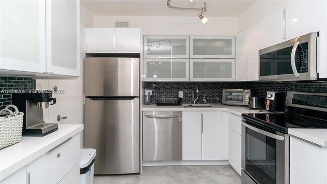 Building Photo - 5161 Collins Ave
