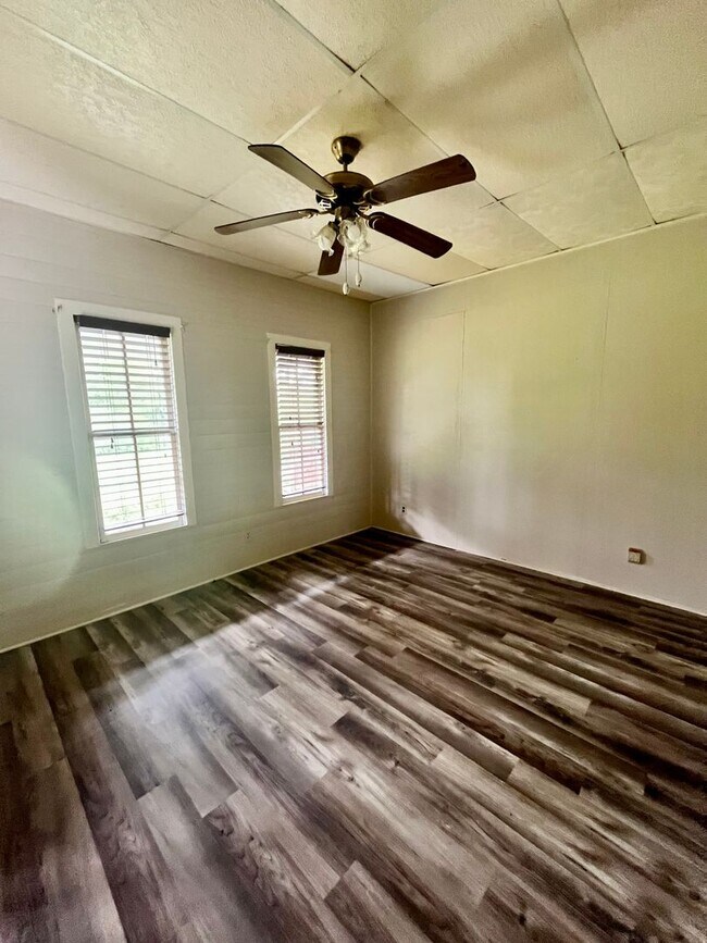 Building Photo - Beautiful 3/2 Farmhouse on Acreage with Ho...