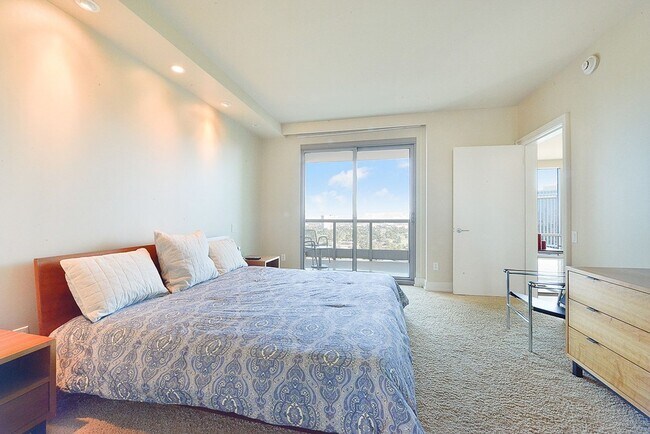 Building Photo - Turnberry Towers~2 bedroom condo with pano...