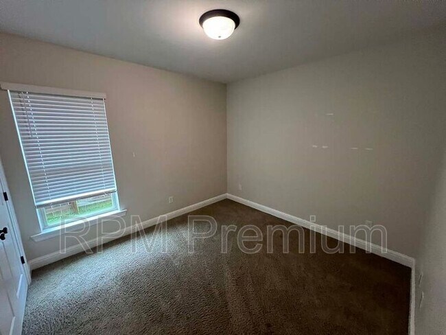 Building Photo - 6212 Lake Edge Dr