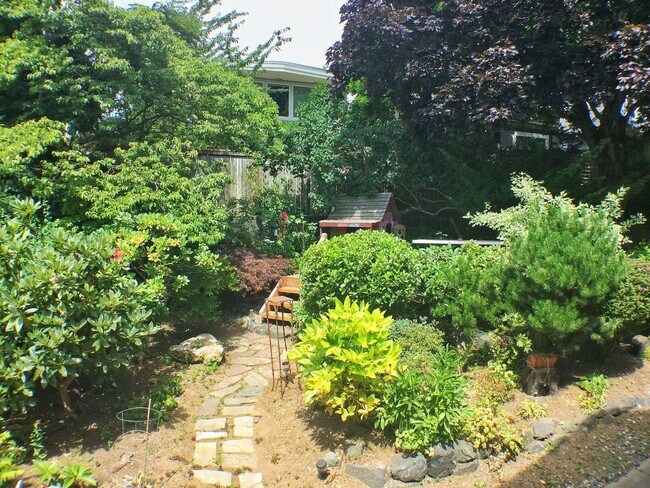 Building Photo - Beautiful Maple Leaf Home
