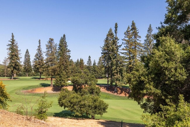 Building Photo - Elegant 2BR Condo with Golf Course Views i...