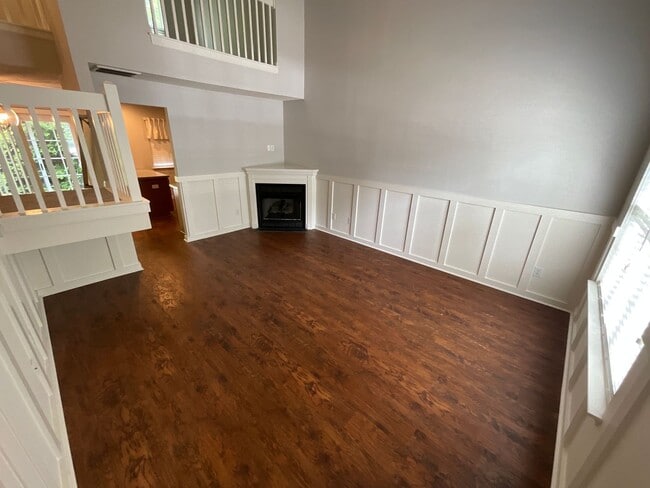 Building Photo - Charming 3 bedroom/2.5 bathroom End Unit i...