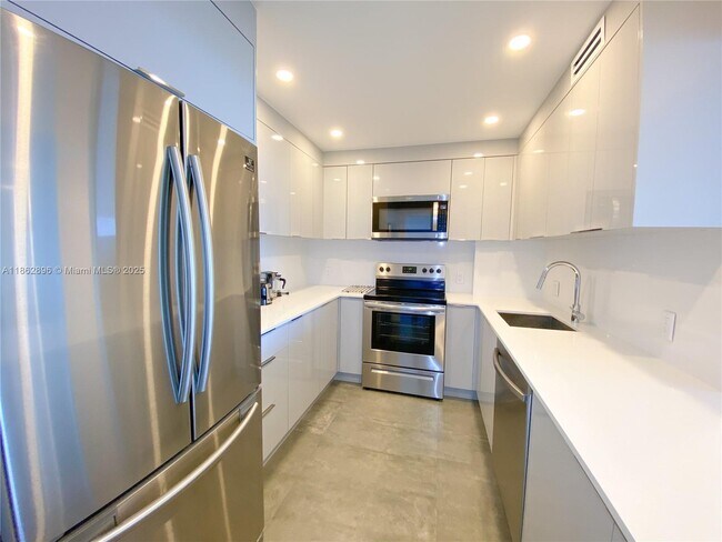 Building Photo - 100 Bayview Dr