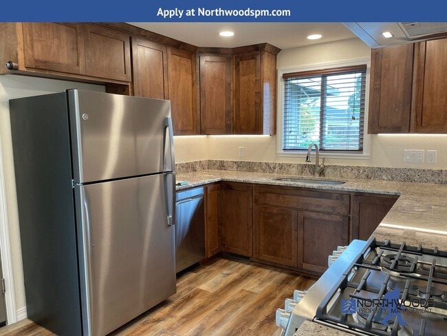 Building Photo - Gorgeous Newly Update 3 Bedroom 2 Bath Home in Friendly Central Point