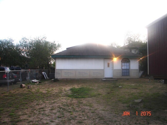 Building Photo - 3113 E Ash St