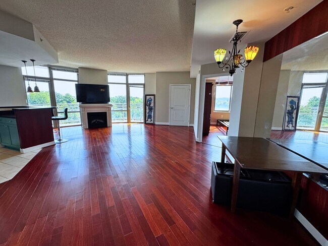 Building Photo - Luxury Fully Furnished 2BR/2BA Corner Cond...