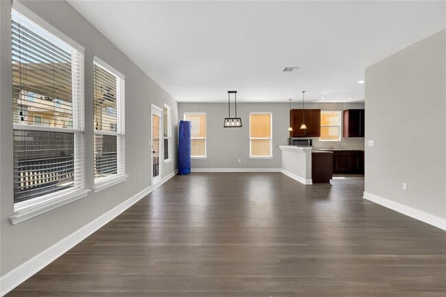 Building Photo - 900 Sawbuck Dr