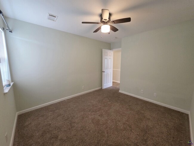 Building Photo - 66 Park Ln