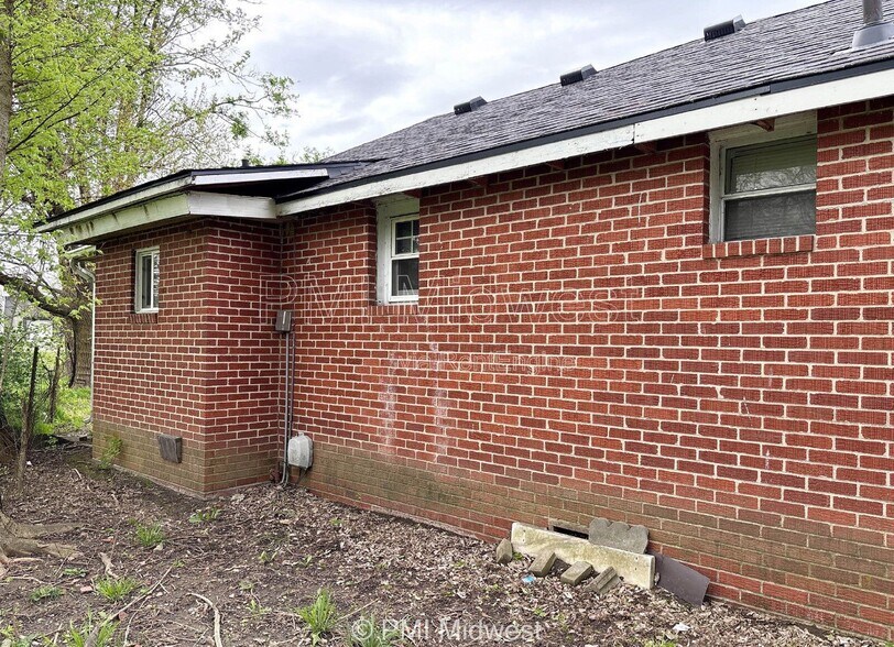 Building Photo - 2142 W US Hwy 40