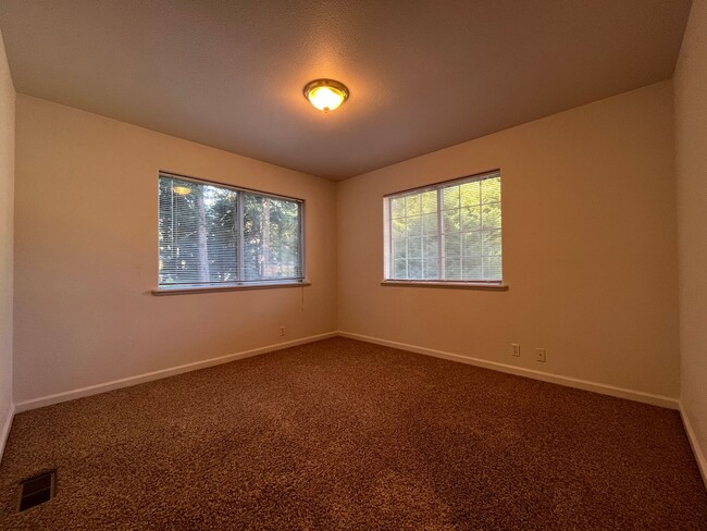 Building Photo - Spacious 3 Bedroom, 2.5 Bathroom w/ Bonus ...