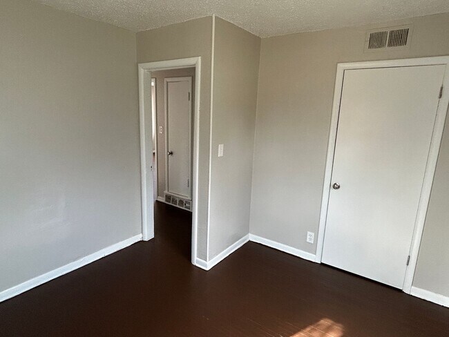 Building Photo - 3 Bedroom!