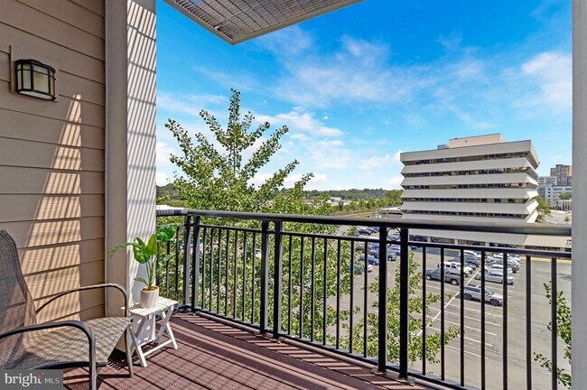 Building Photo - 501 Hungerford Dr
