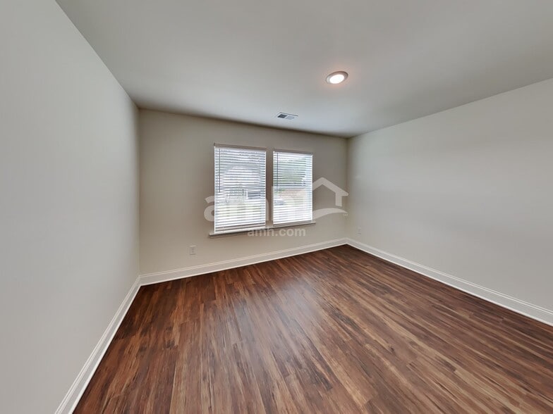 Building Photo - 215 Pecan Dr
