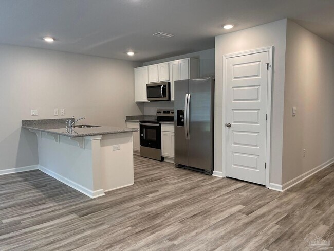 Building Photo - 8665 Pathstone Blvd