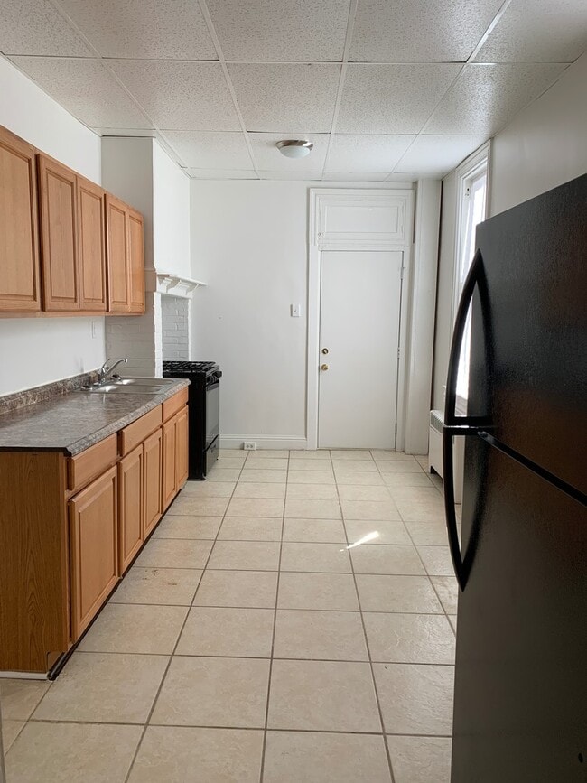 Building Photo - Spacious 4 Bedroom 1.5 Bath, 2 Car Garage-...