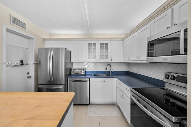 Building Photo - 2201 S Ocean Dr