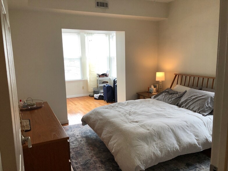 Primary bedroom - 6412 Alamo Ave