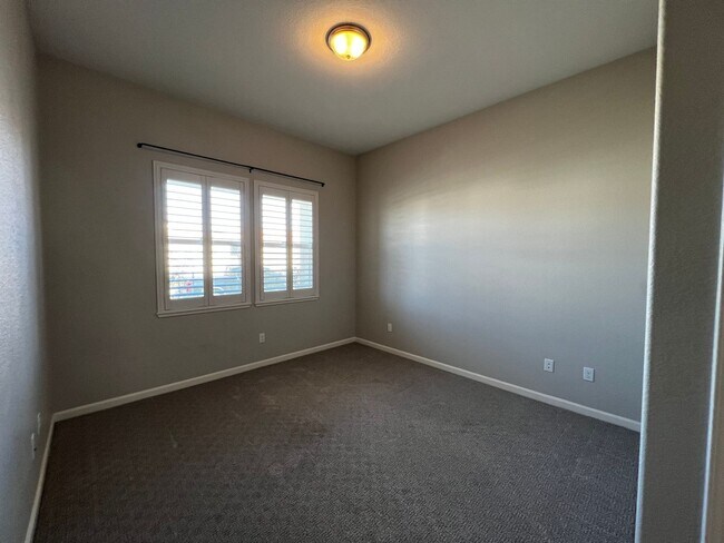 Building Photo - Beautiful 3 Bed, 2 Bath home in highly des...