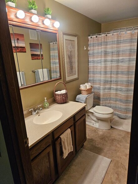 Building Photo - 1906 Refset Dr