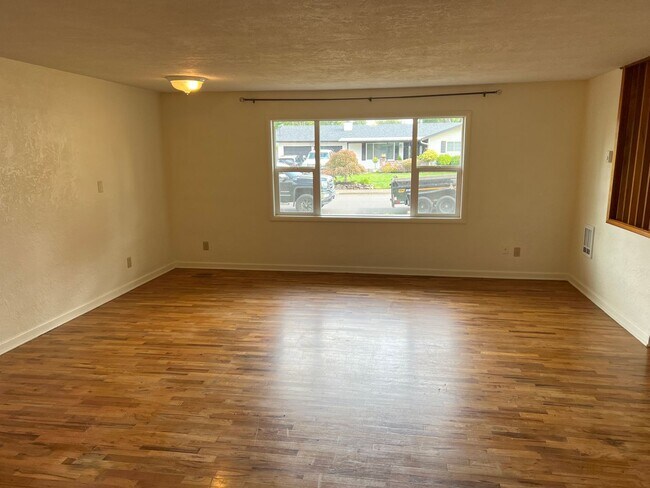 Building Photo - 3 bedroom 1 bathroom single level home!