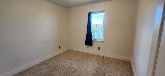 Building Photo - 1035 Rd Runner St