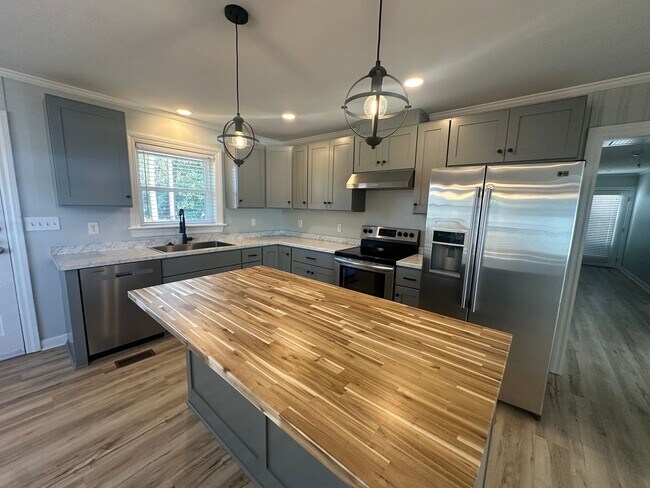 Building Photo - Updated 2 Bedroom, 1 Bath Home Locate Close to Wrightsville Beach