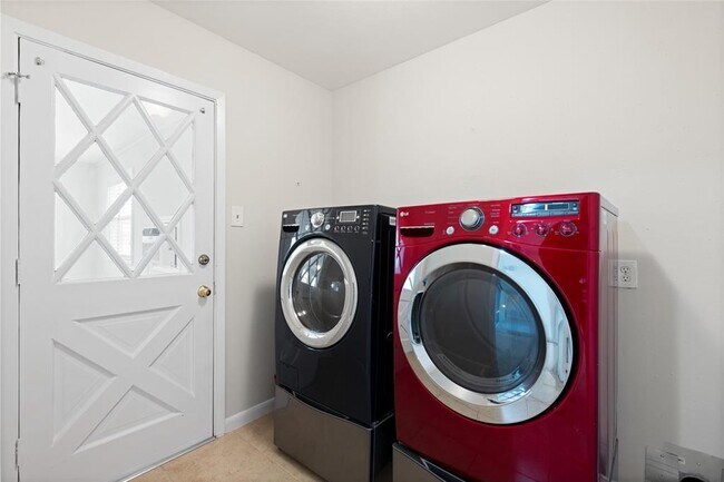 Building Photo - 1607 Buescher Dr