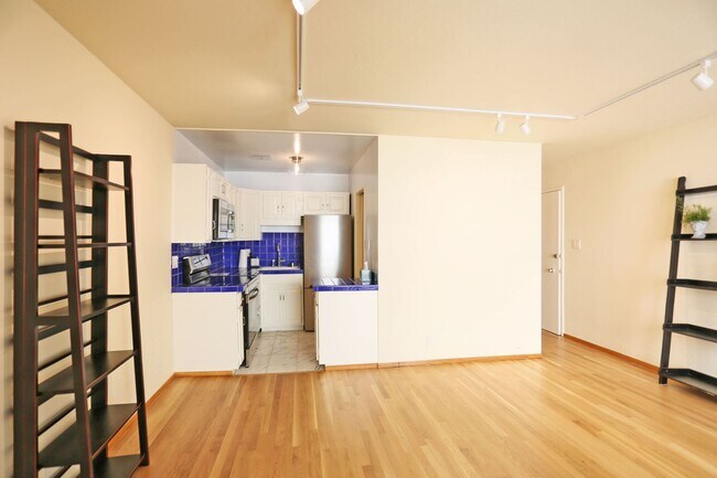 Building Photo - 439 Greenwich St