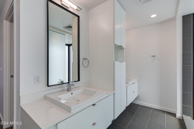 Building Photo - 200 W Portland St