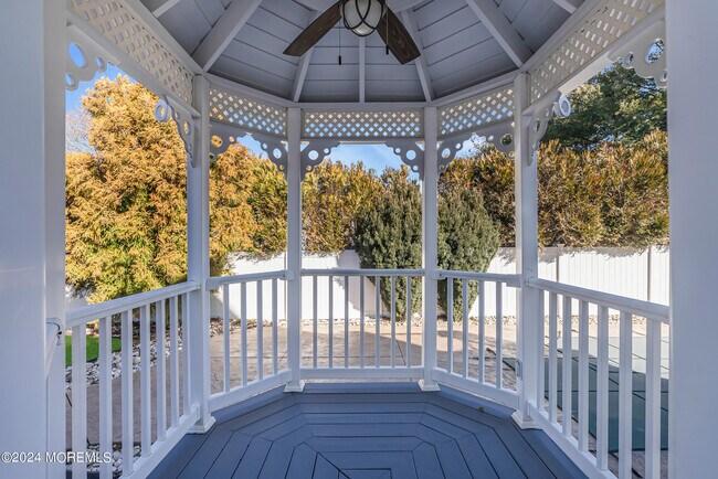 Building Photo - 215 Hollywood Ave