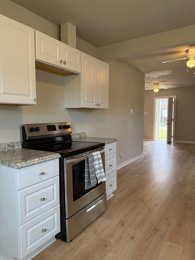 Building Photo - 3/1 Located in near downtown eating & shopping - Newly Remodeled - FENCED YARD