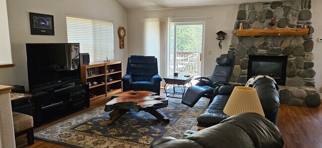 Building Photo - Large furnished mountain home walking distance to the river --- Available October 1
