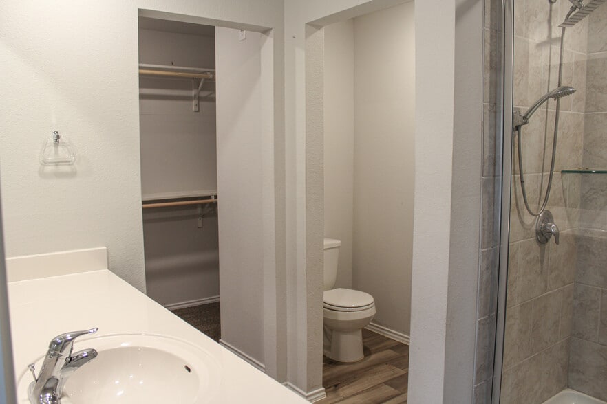 Building Photo - 1013 Velvet Ct