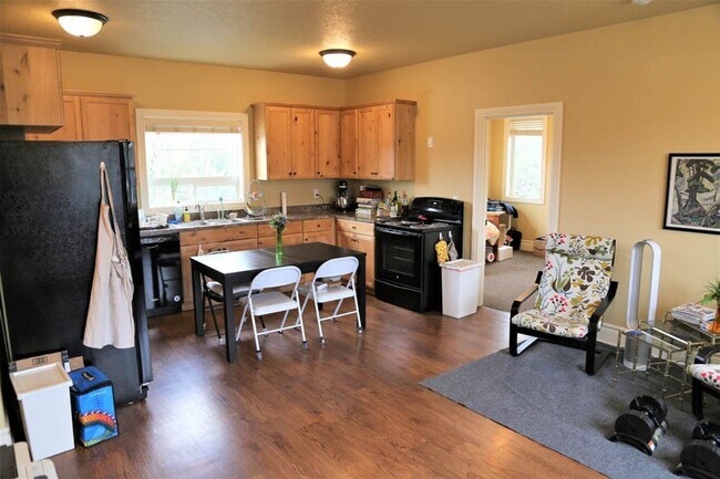 Building Photo - 2 Bed 1 Bath