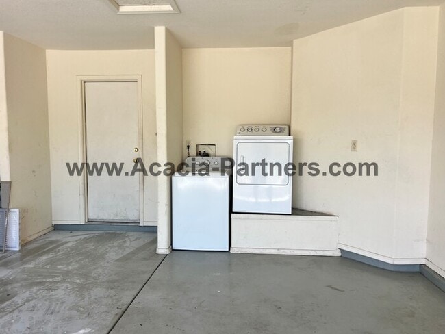 Building Photo - 2BD 2BA in Tres Pueblos w/ Garage & Washer/Dryer