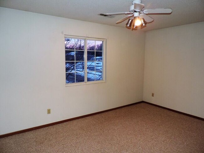 Building Photo - $1,095 | 2 Bedroom, 1 Bathroom 1st Floor C...