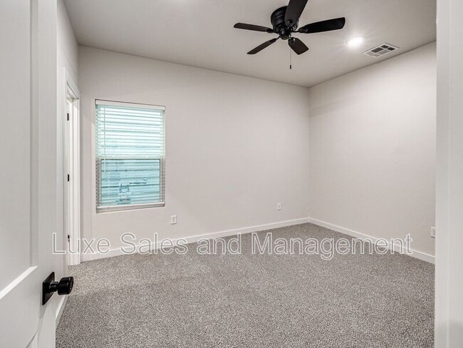 Building Photo - 604 W 2nd St