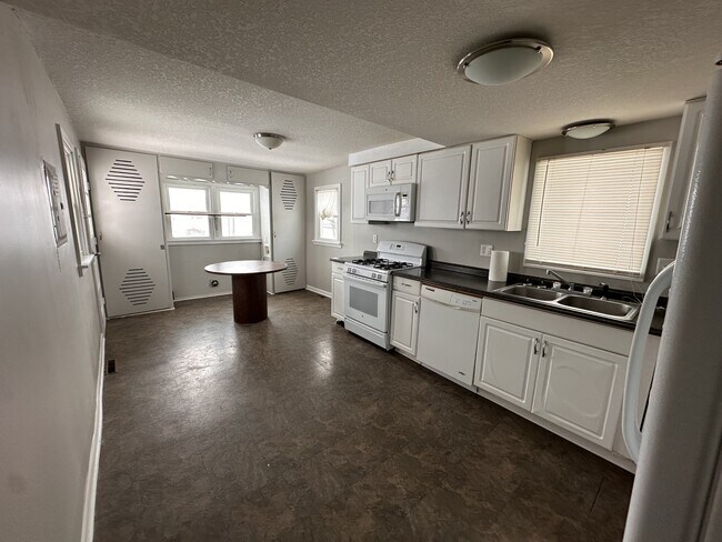 Building Photo - 727 N Brandon Ave