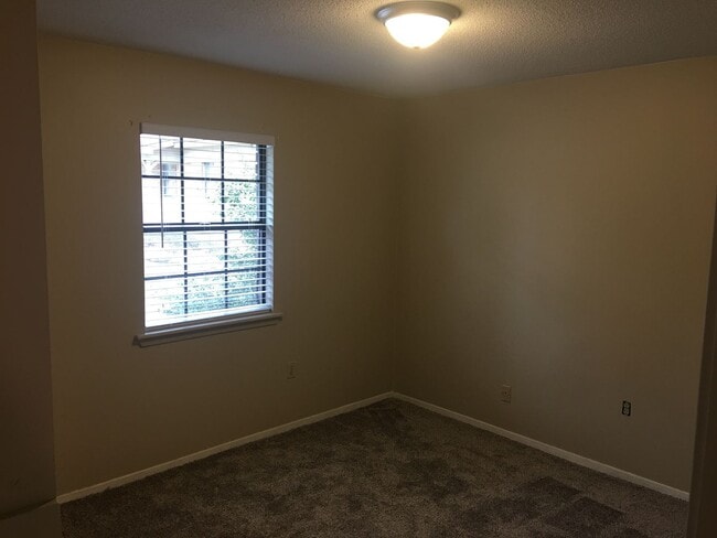 Building Photo - 3 Bed 1 Bath Home