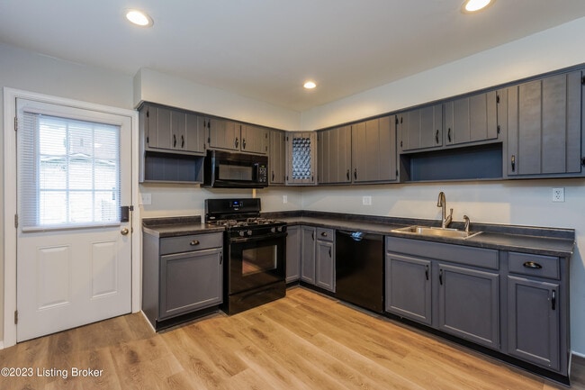 Building Photo - 634 Overdale Dr