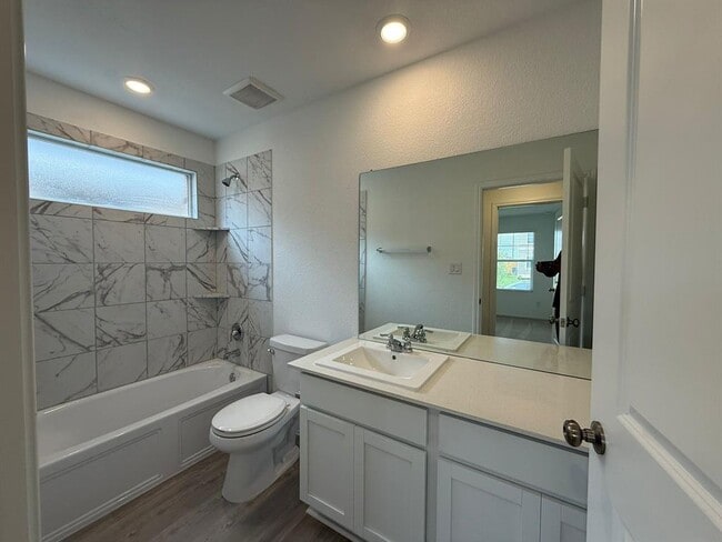 Building Photo - 125 Sormonne Lp